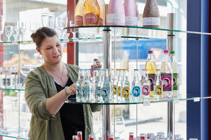 Yvonne Kunz, Collaboratrice du magasin de vente