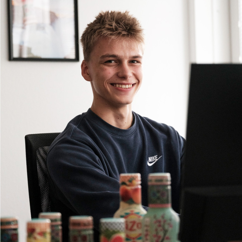 Tim Theiler, Auszubildender Kaufmann